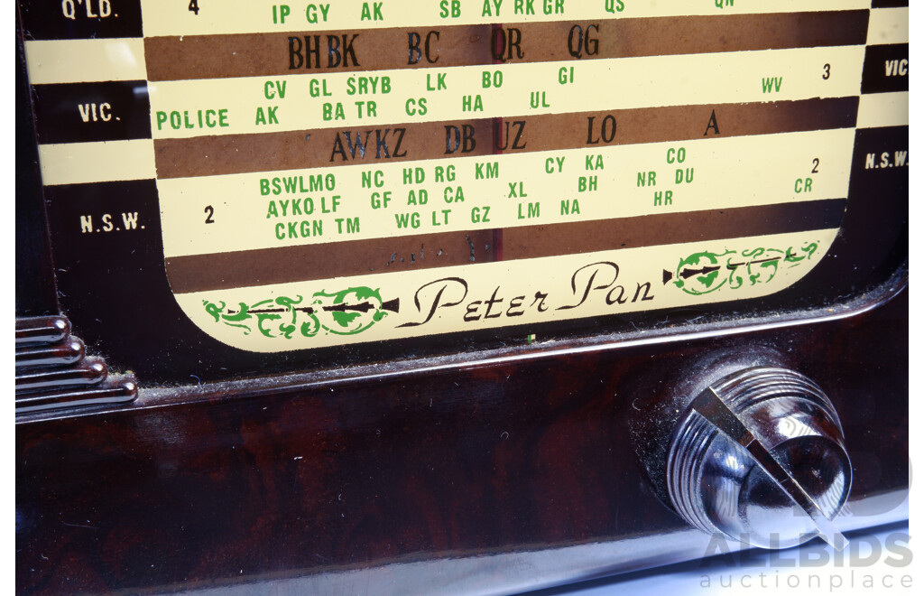 Vintage Peter Pan Bakelite Cased Valve Radio