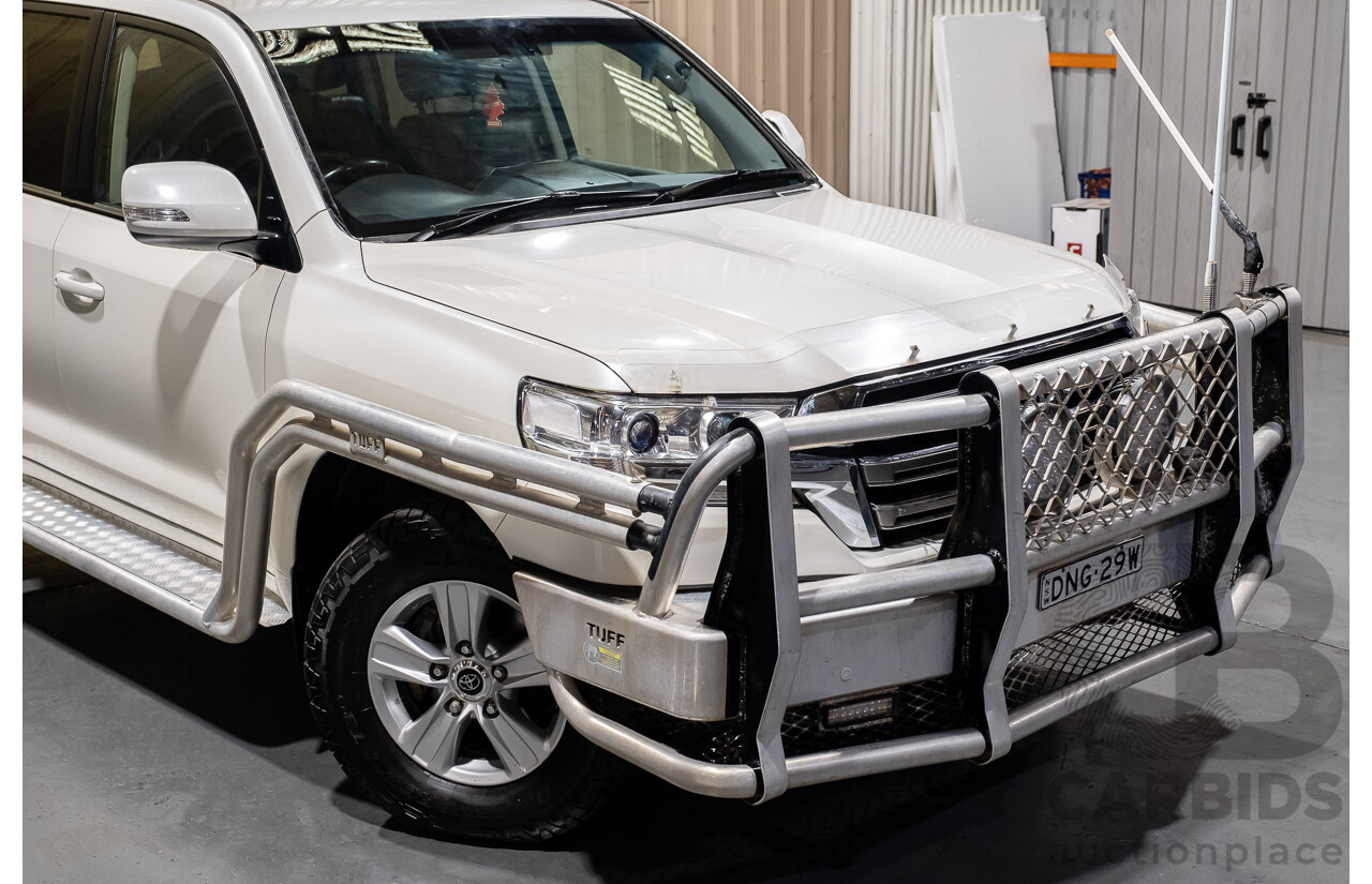 4/2017 Toyota Landcruiser 200 Series Altitude MY17 (4x4) VDJ200R 4d Wagon White V8 Turbo Diesel 4.5L - 7 Seater