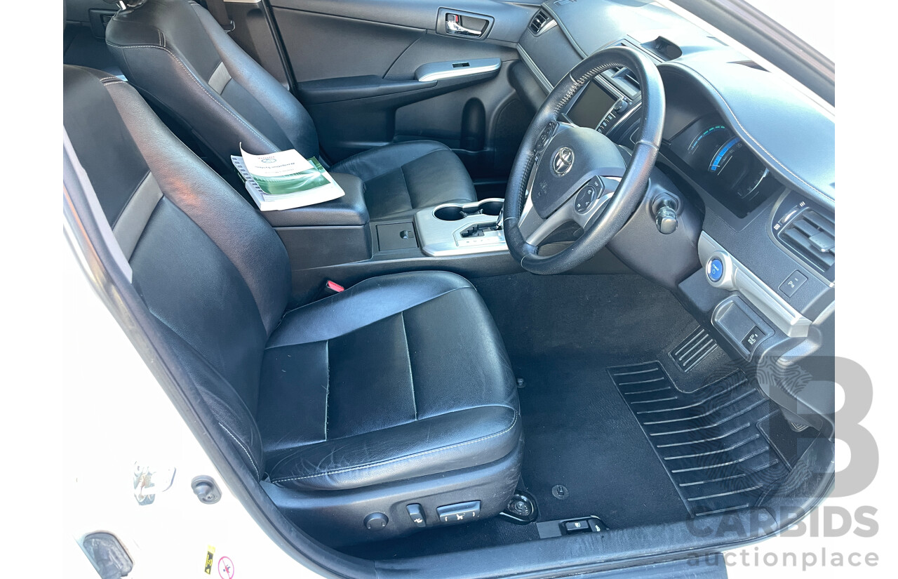 12/2013 Toyota Camry Hybrid HL AVV50R 4d Sedan White 2.5L