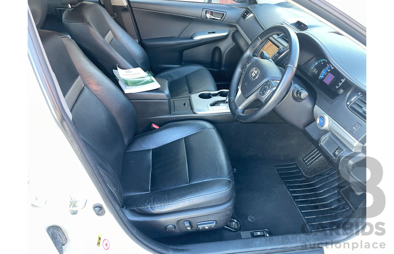 12/2013 Toyota Camry Hybrid HL AVV50R 4d Sedan White 2.5L