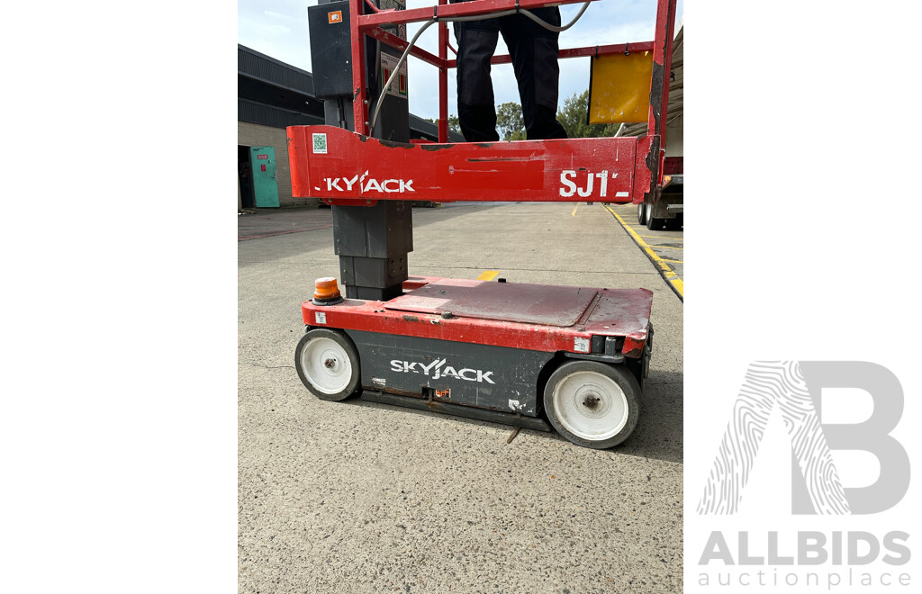 2020 SKYJACK SJ 12 E    (Scissor Lift)