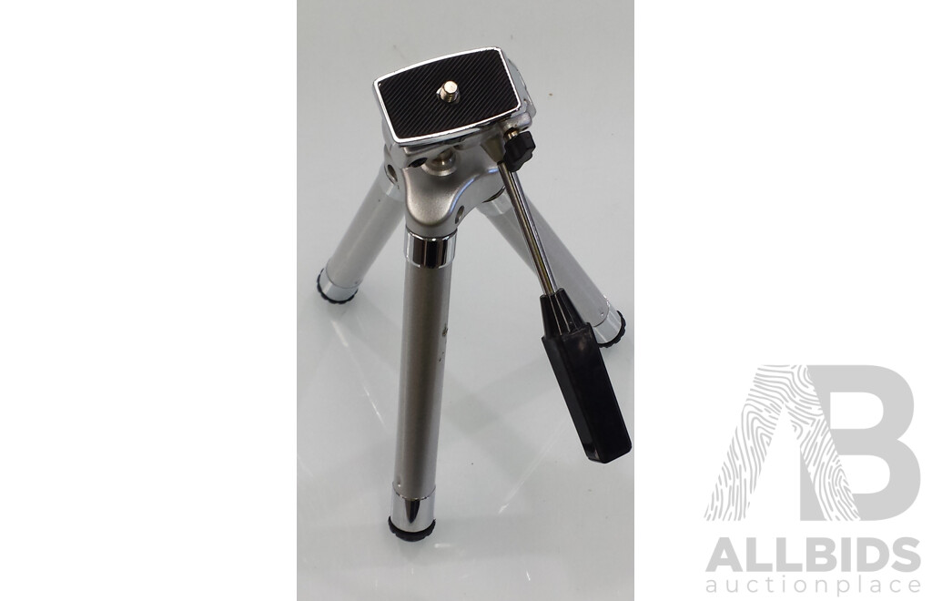 Medion Waterproof Action Camera and Apollo Tripod