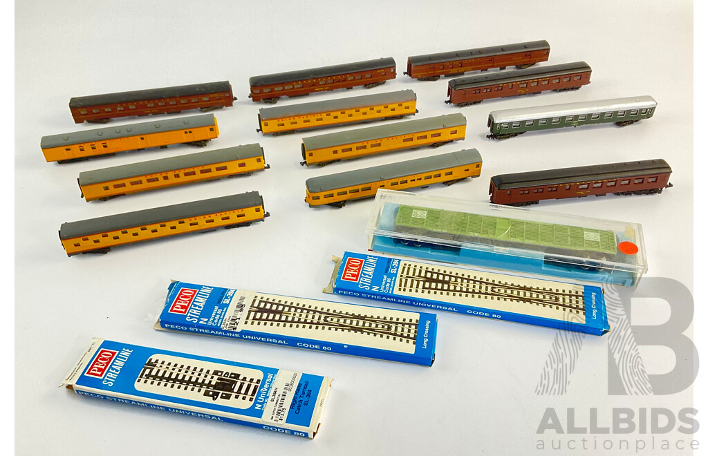 Collection of N Scale Carriages and Track, Including Peco, Atlas and German Examples 