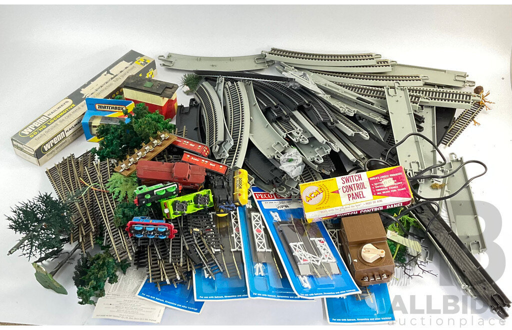 Large Collection HO Scale Model Train Tracks, Foliage and Other Detail
