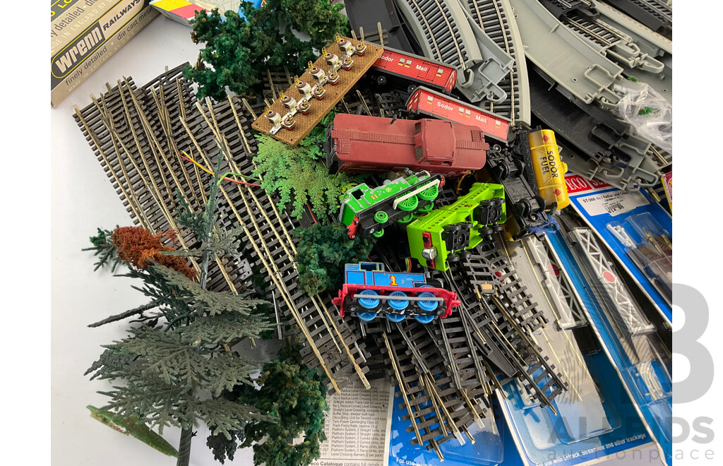 Large Collection HO Scale Model Train Tracks, Foliage and Other Detail