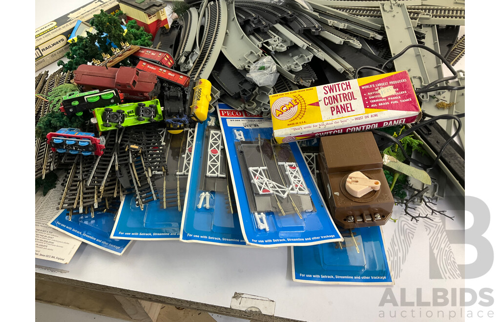 Large Collection HO Scale Model Train Tracks, Foliage and Other Detail