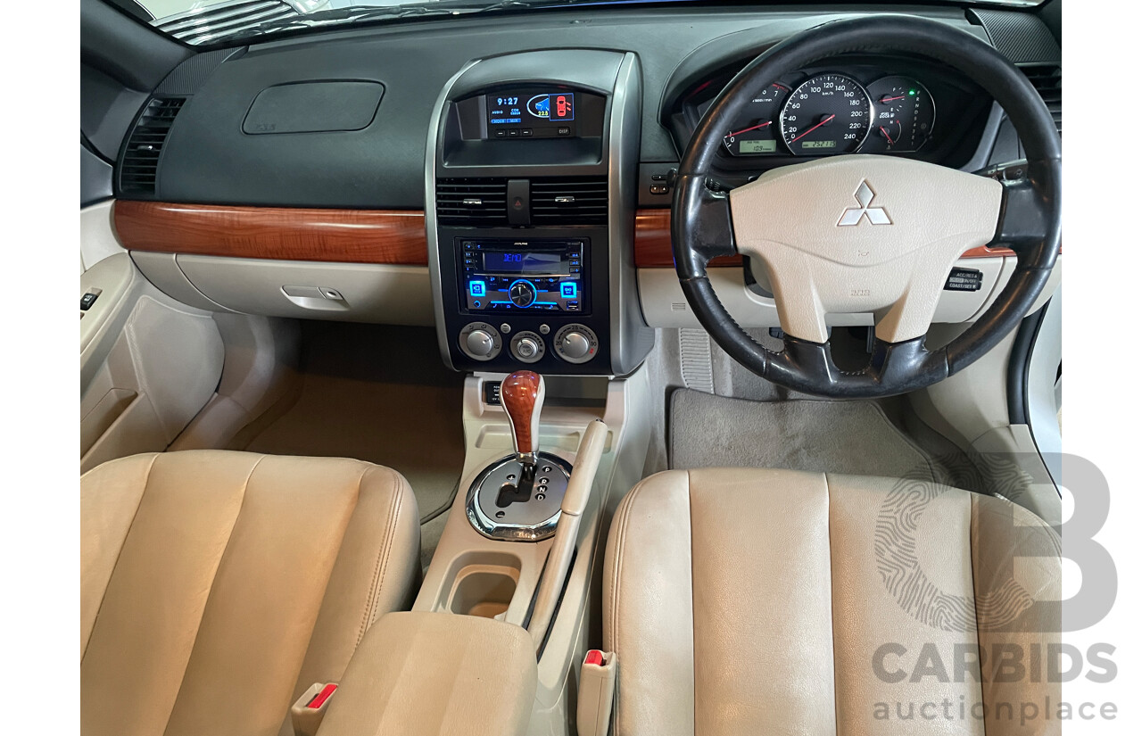 8/2006 Mitsubishi 380 4d Sedan White 3.8L