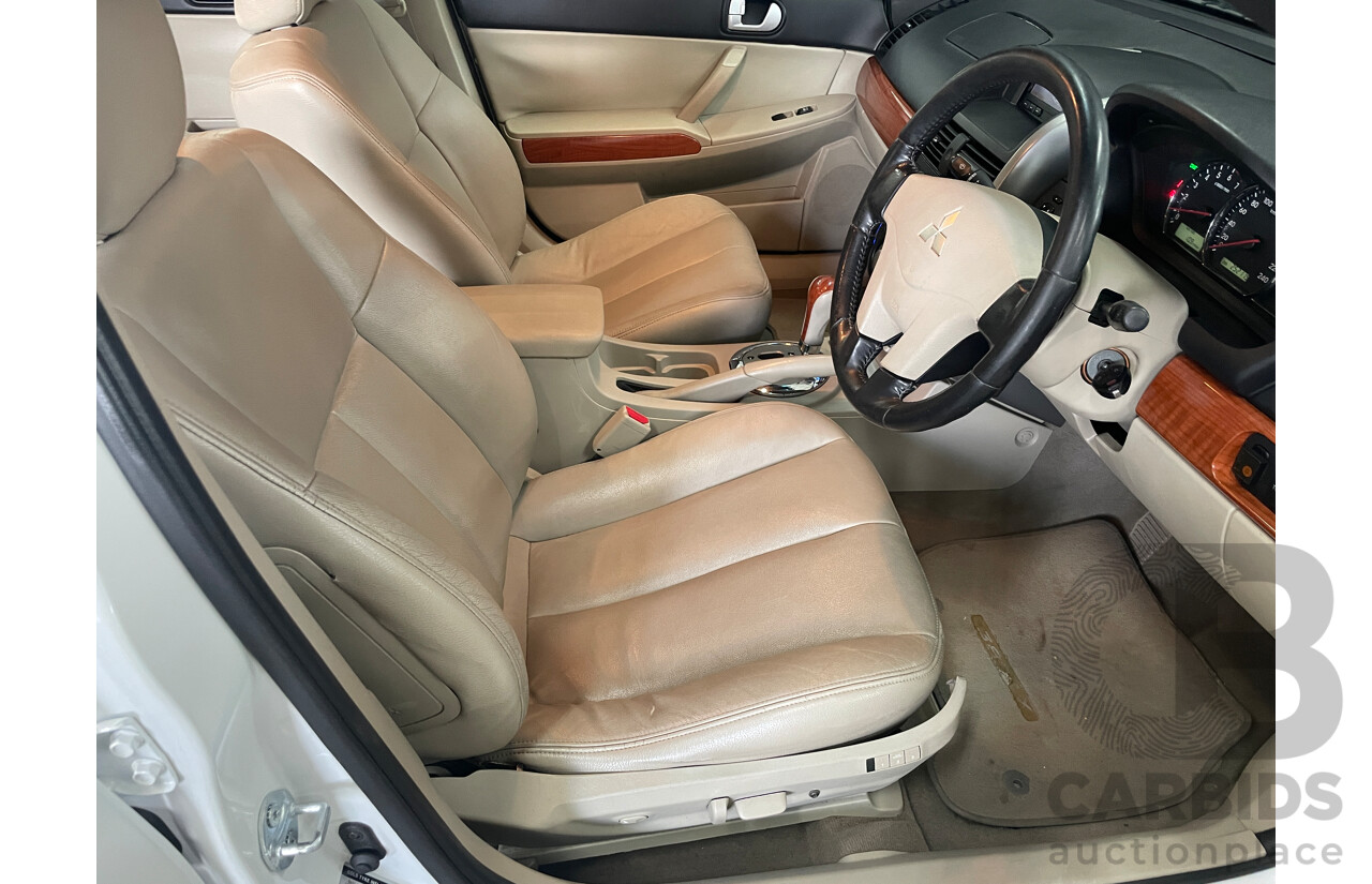 8/2006 Mitsubishi 380 4d Sedan White 3.8L