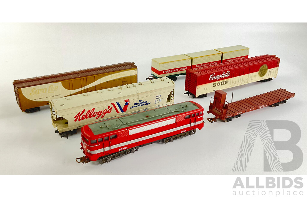 Italian Lima HO Scale Train with Four Carts, Including Campbells Soup Cart and Sara Lee Cart and More 