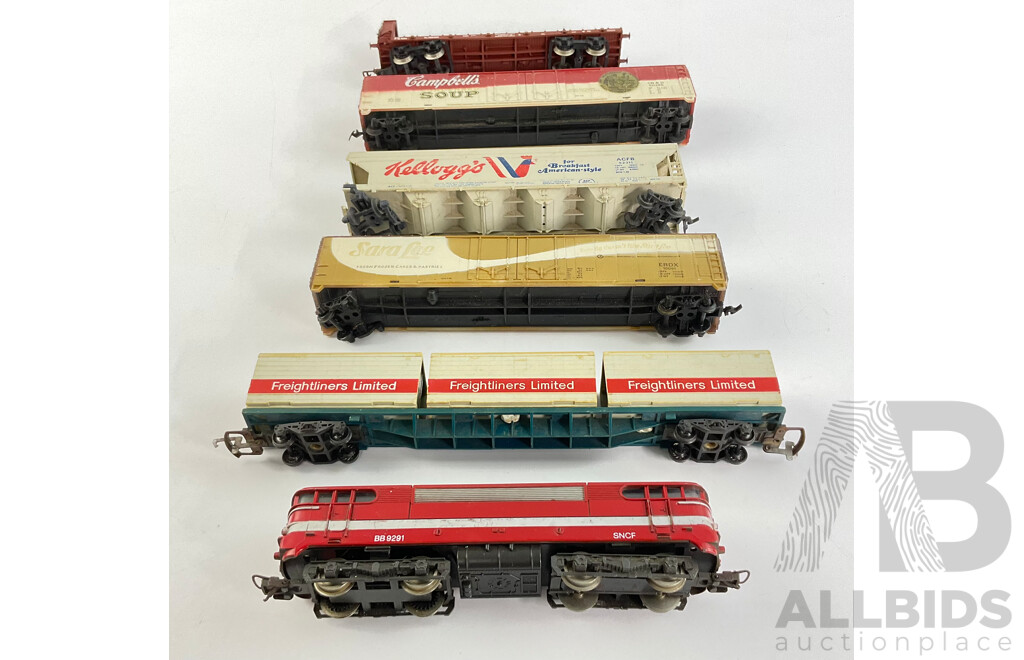 Italian Lima HO Scale Train with Four Carts, Including Campbells Soup Cart and Sara Lee Cart and More 