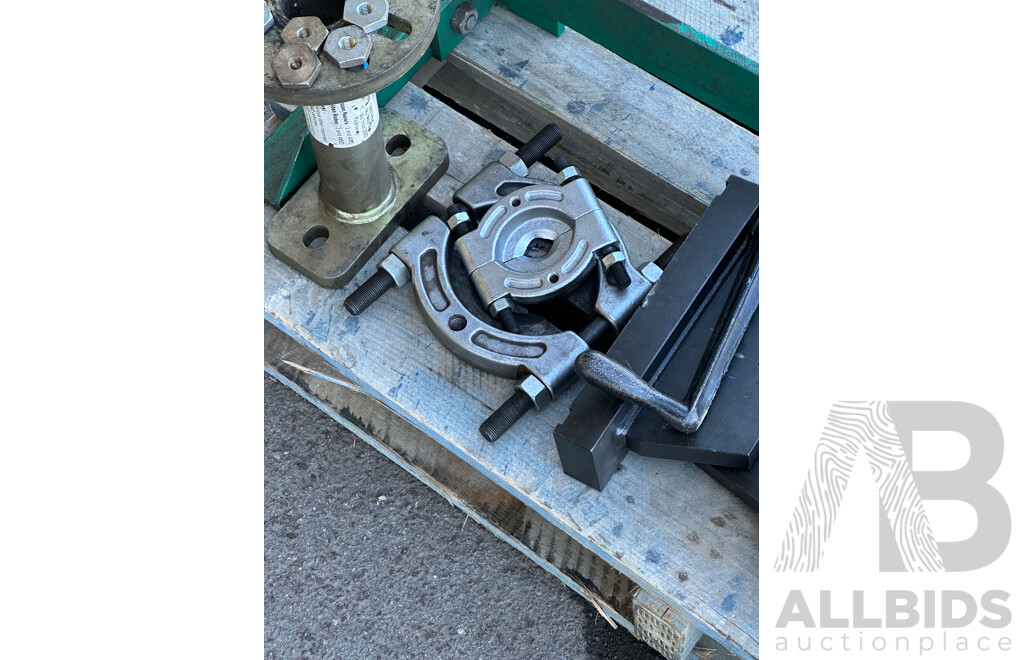 05/2012 HAFCO Hare & Forbes  35 Tonne Hydraulic Press