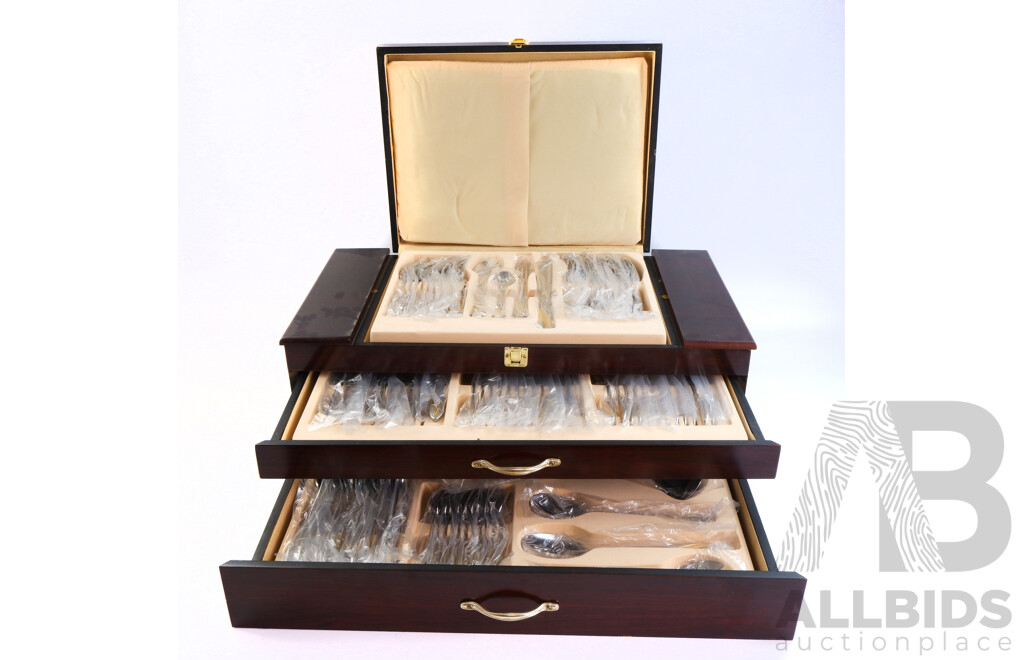 Trent & Dunne Homewares Flatwear Set in Two Drawer Wooden Canteen