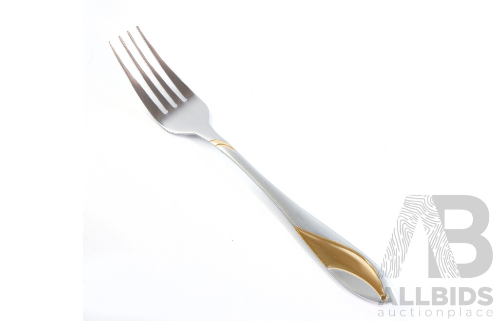 Trent & Dunne Homewares Flatwear Set in Two Drawer Wooden Canteen