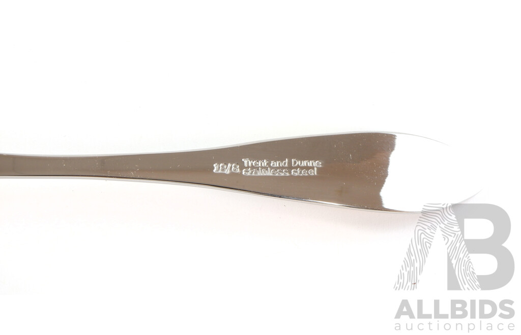 Trent & Dunne Homewares Flatwear Set in Two Drawer Wooden Canteen