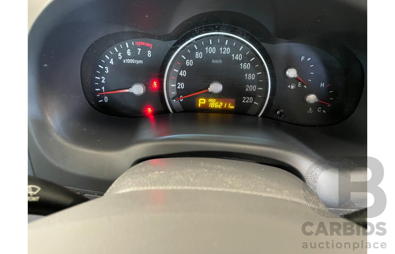 5/2013 Kia Grand Carnival Si VQ MY13 4d Wagon White 3.5L