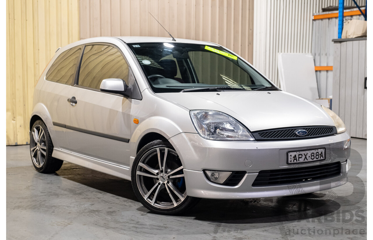 2/2004 Ford Fiesta Zetec WP 3d Hatchback Silver 1.6L