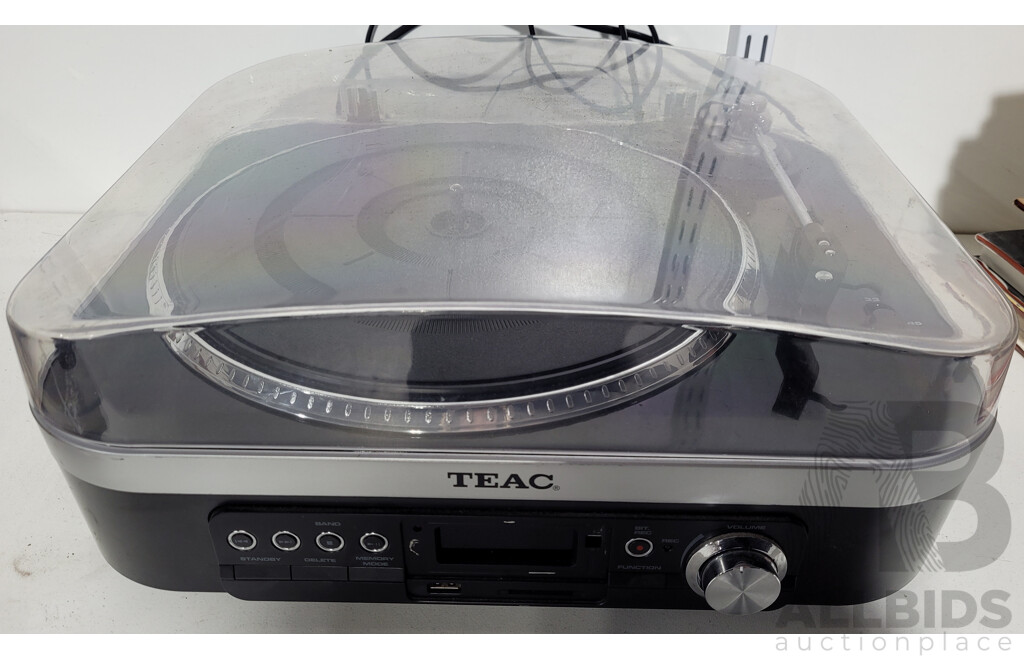 Teac USB Turntable Music Combo LPU 190