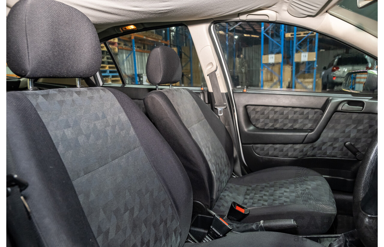 4/2001 Holden Astra CITY TS 5d Hatchback White 1.8L