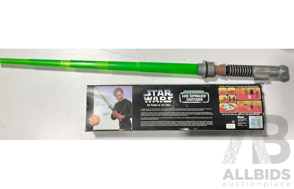 1995 Hasbro Star Wars Luke Skywalker Electronic Green Lightsaber in Original Packaging