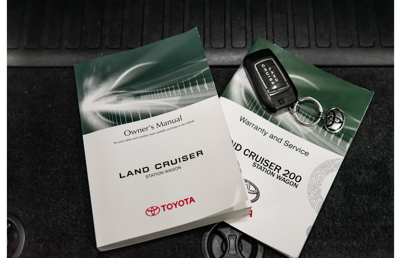 8/2018 Toyota Landcruiser GXL (4x4) VDJ200R MY19 4d Wagon White Turbo Diesel V8 4.5L - 8 Seater