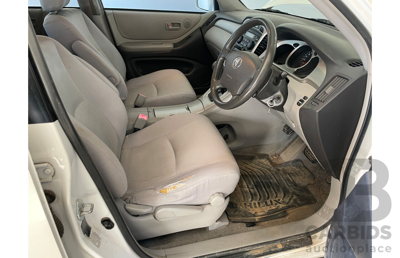 1/2005 Toyota Kluger CV (4x4) MCU28R 4d Wagon White 3.3L