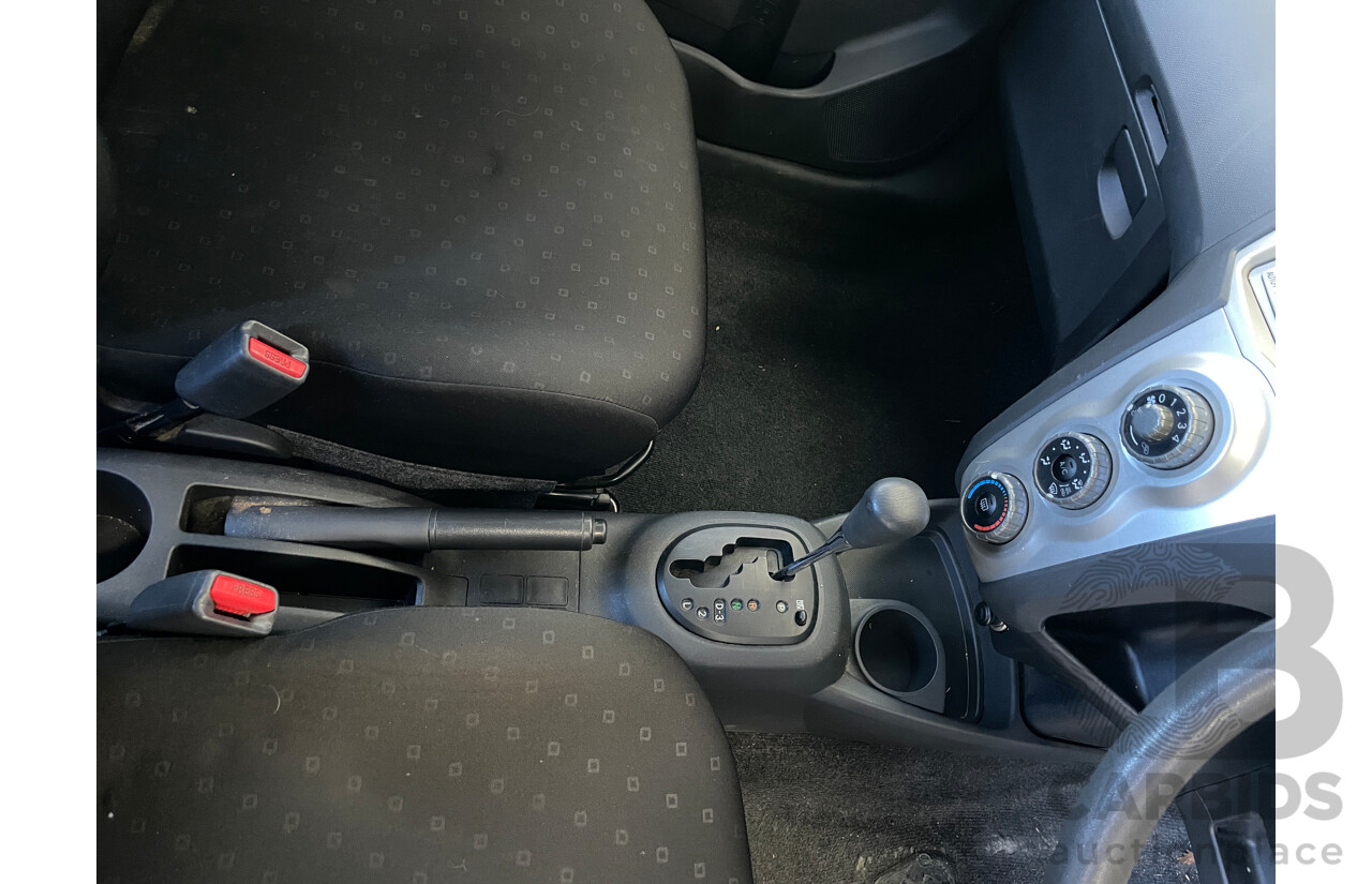 11/2005 Toyota Yaris YR NCP90R 3d Hatchback Blue 1.3L