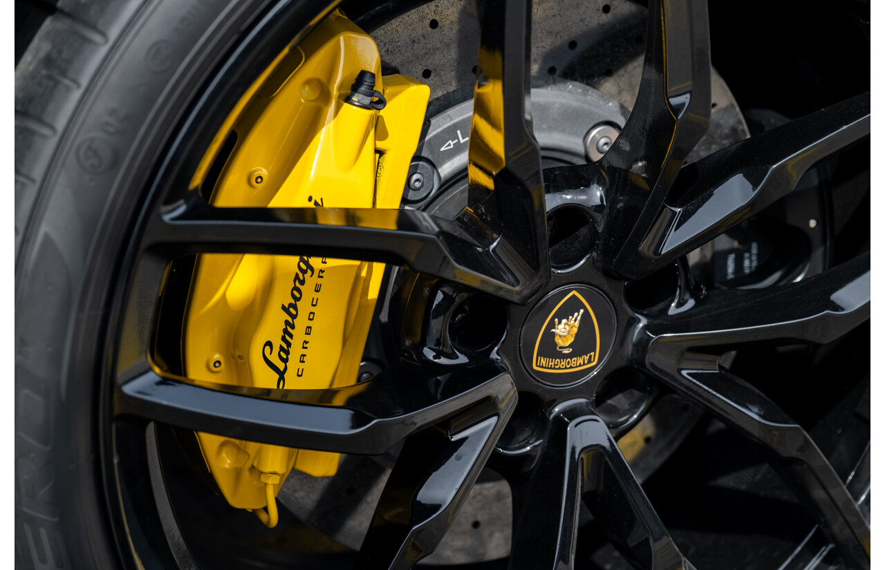 9/2015 Lamborghini Huracan LP 610-4 (AWD) 724 2d Coupe Grigio Nimbus Silver Metallic V10 5.2L