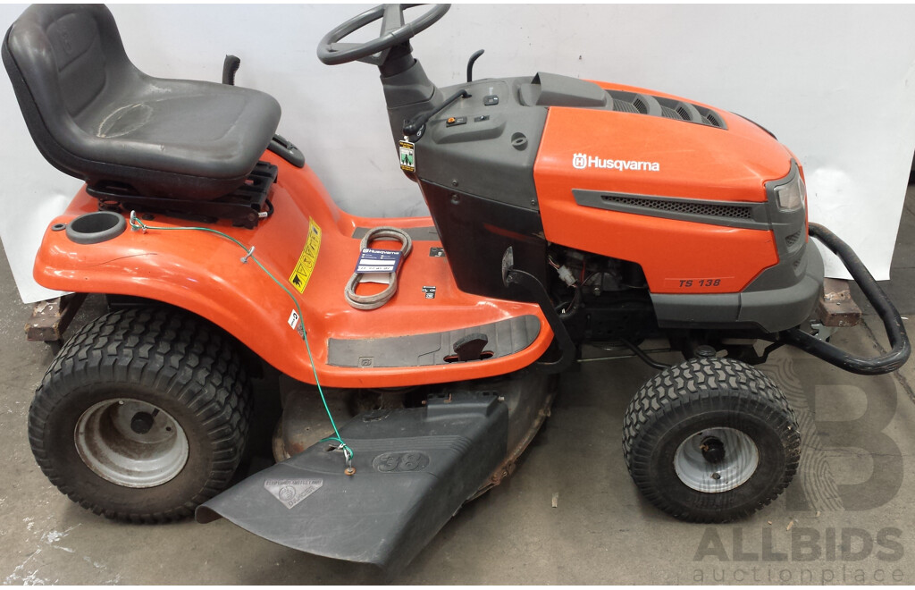 2015 Husqvarna TS138 500cc Lawn Tractor with Ramps