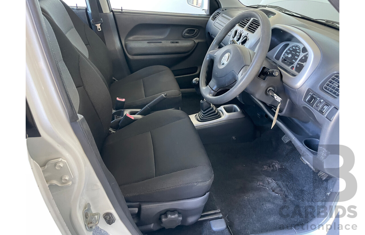 1/2005 Holden Cruze  YG 4d Wagon White 1.5L