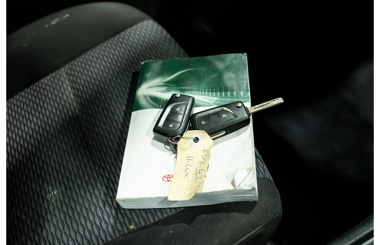 2/2016 Toyota Hilux Workmate TGN121R MY16 2d C/Chas White 2.7L