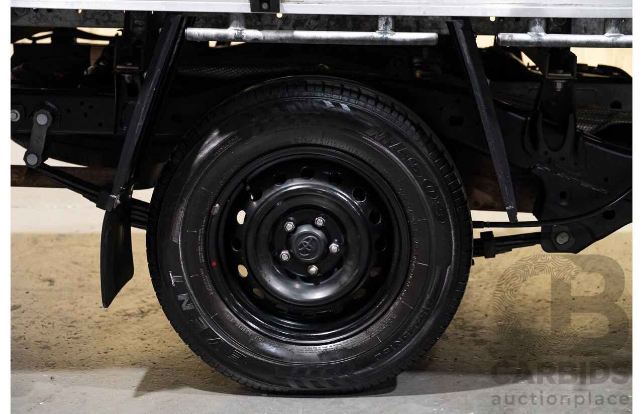 2/2016 Toyota Hilux Workmate TGN121R MY16 2d C/Chas White 2.7L