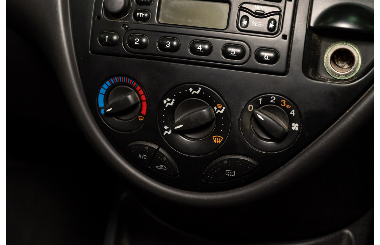 1/2004 Ford Focus SR LR 4d Sedan White 1.8L