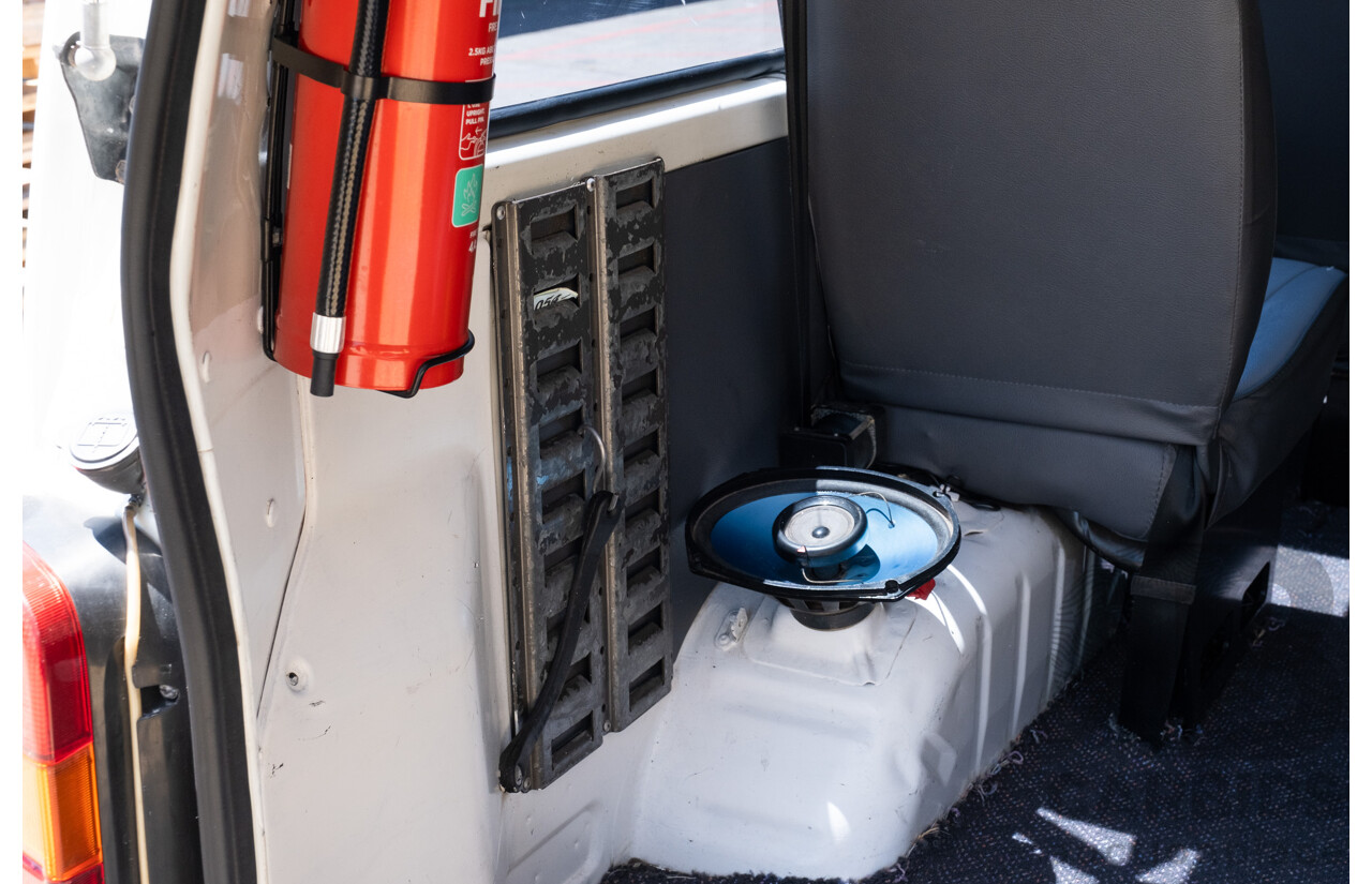 10/1997 Toyota Hiace Commuter RZH125 Bus White 2.4L - 11 Seater Bus