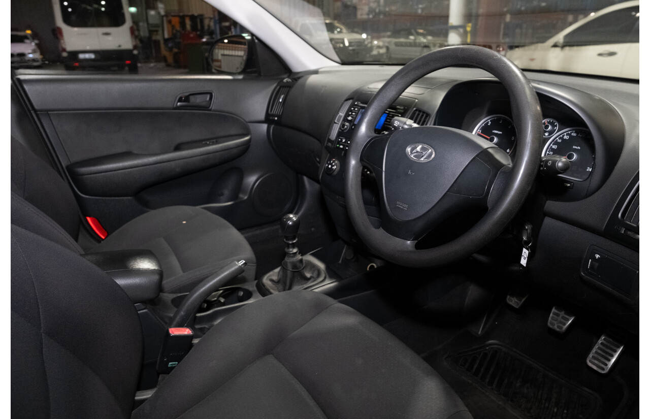 9/2008 Hyundai i30 SLX 1.6 CRDi FD 5d Hatchback Grey Turbo Diesel 1.6L