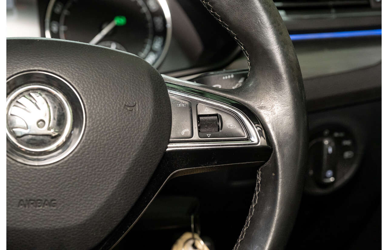 2/2016 Skoda Superb 140TDI NP MY16 4d Sedan White Turbo Diesel 2.0L