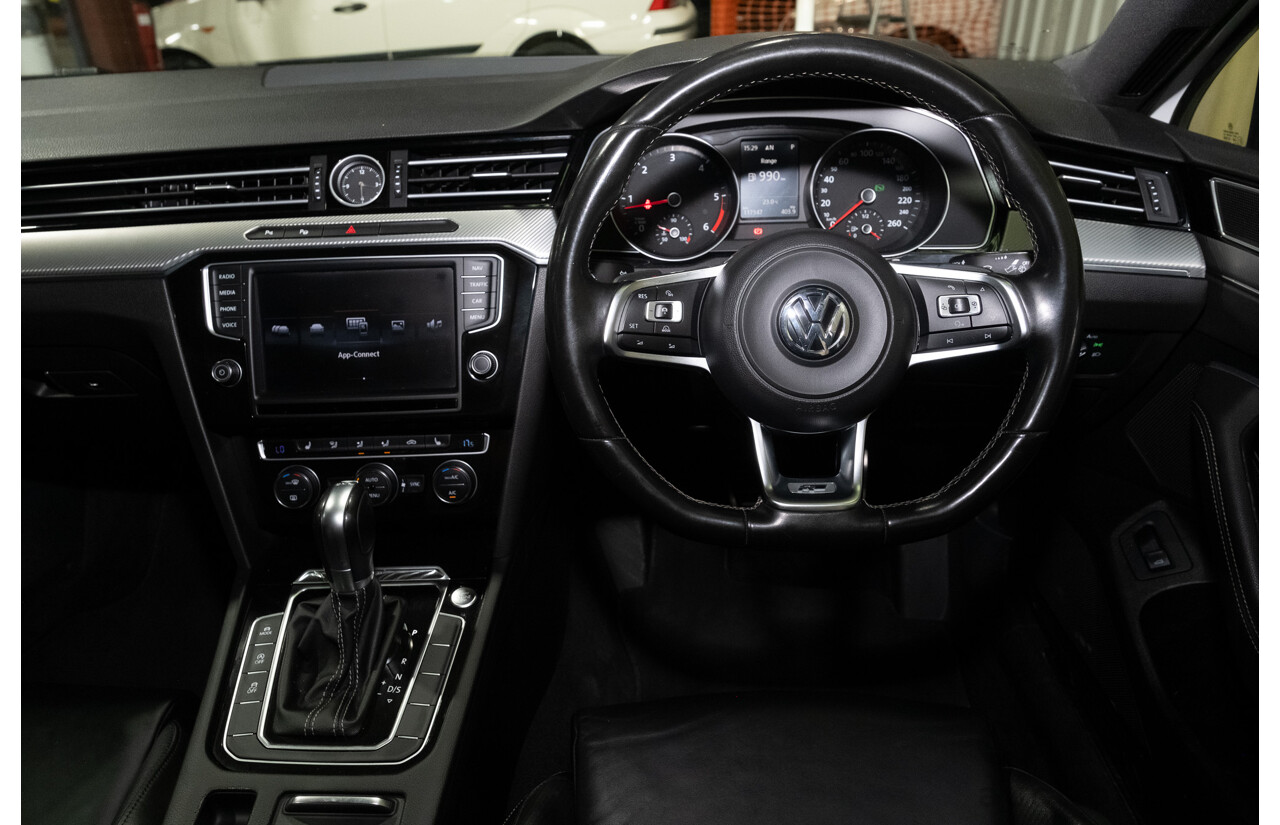 08/2016 Volkswagen Passat 140TDI Highline 3C B8 R-Line Package 4d Sedan White Turbo Diesel 2.0L