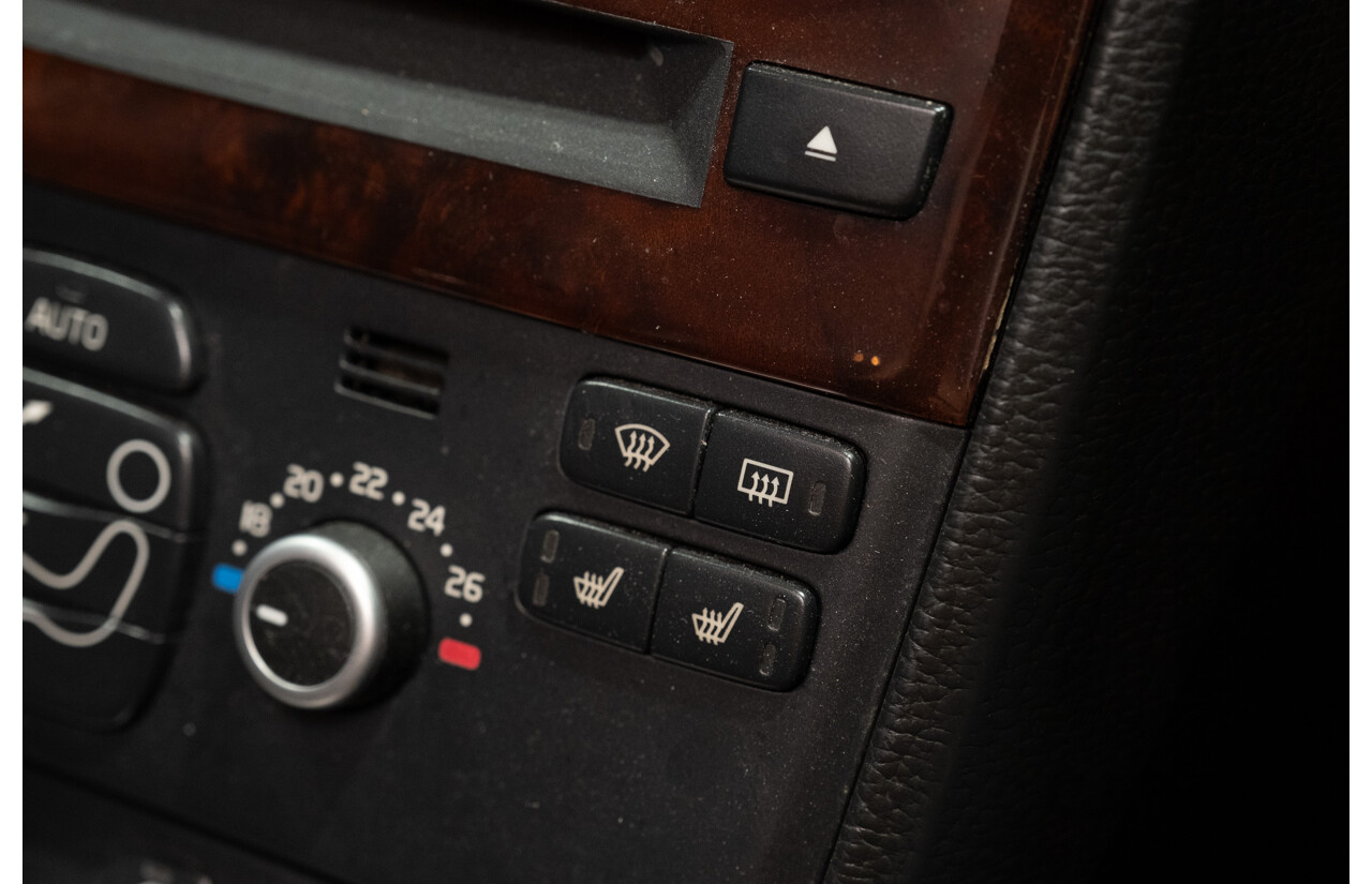 2/2010 Volvo XC90 D5 (AWD) MY11 4d Wagon Black Turbo Diesel 2.4L - 7 Seater