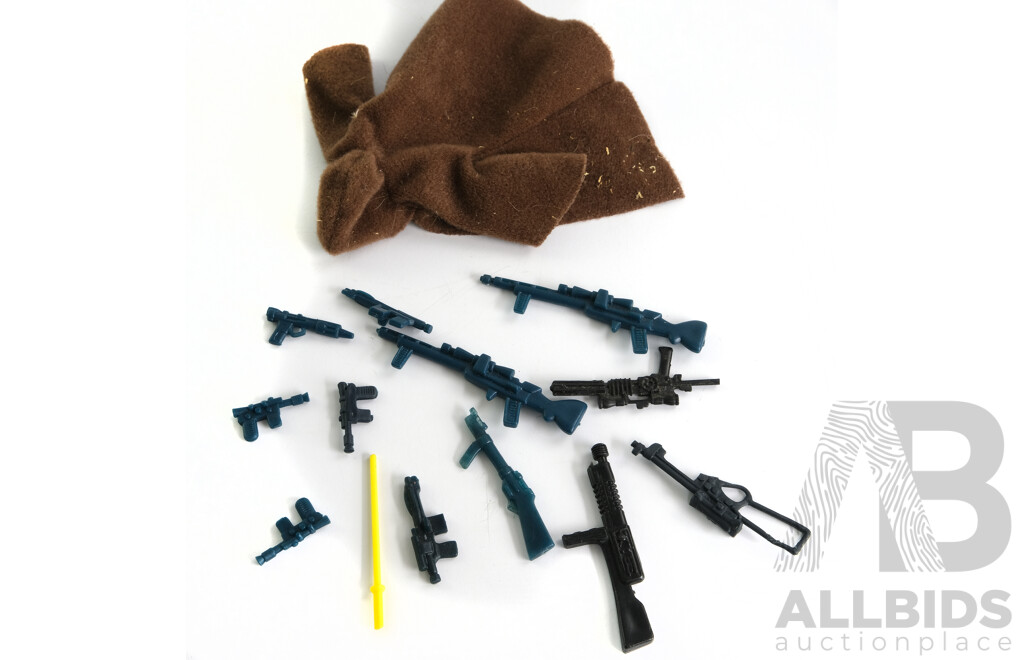 Rare Star Wars Mini Action Figures Collectors Case with Twenty Four Figurines, Copyright 1977, 1978, 1980 L.F.L and G.M.F.G.I with Thirteen Weapons