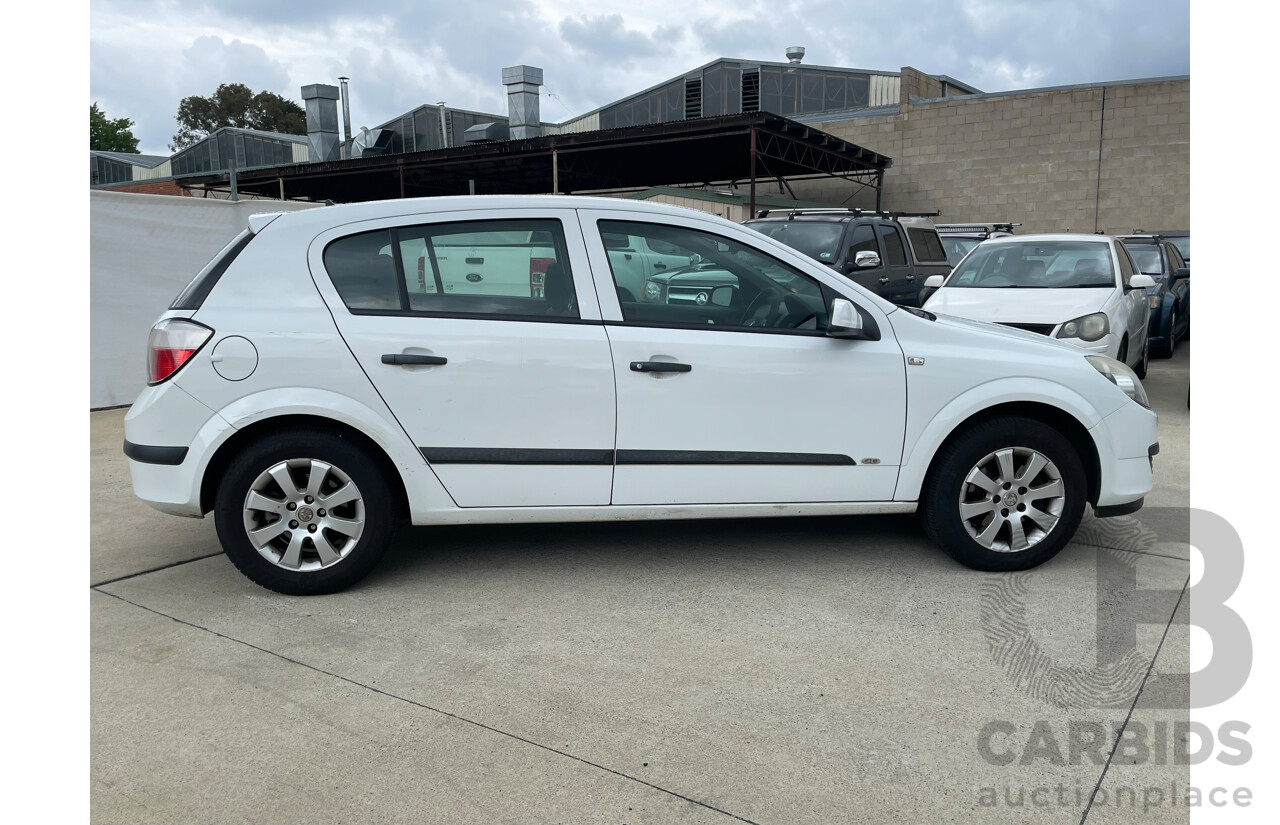 8/2006 Holden Astra CD AH MY06 5d Hatchback White 1.8L