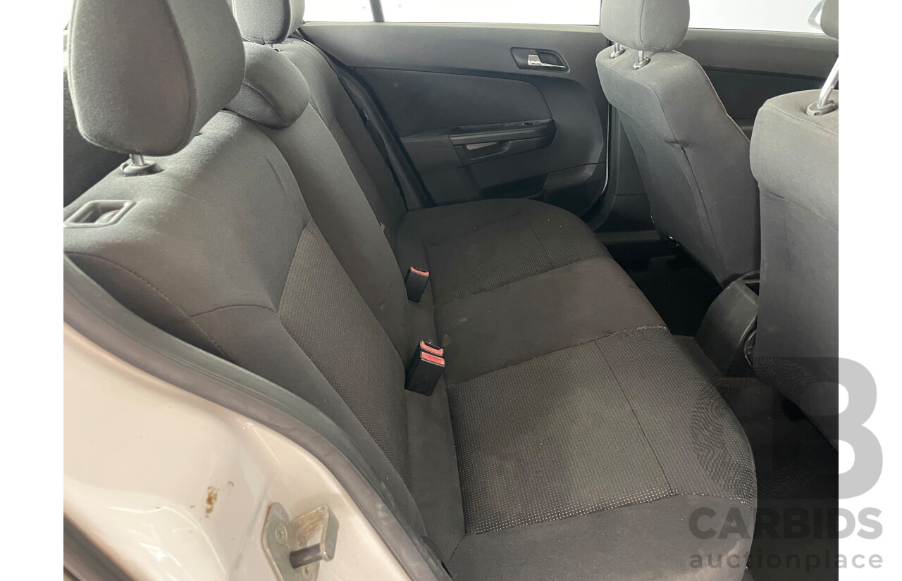 8/2006 Holden Astra CD AH MY06 5d Hatchback White 1.8L