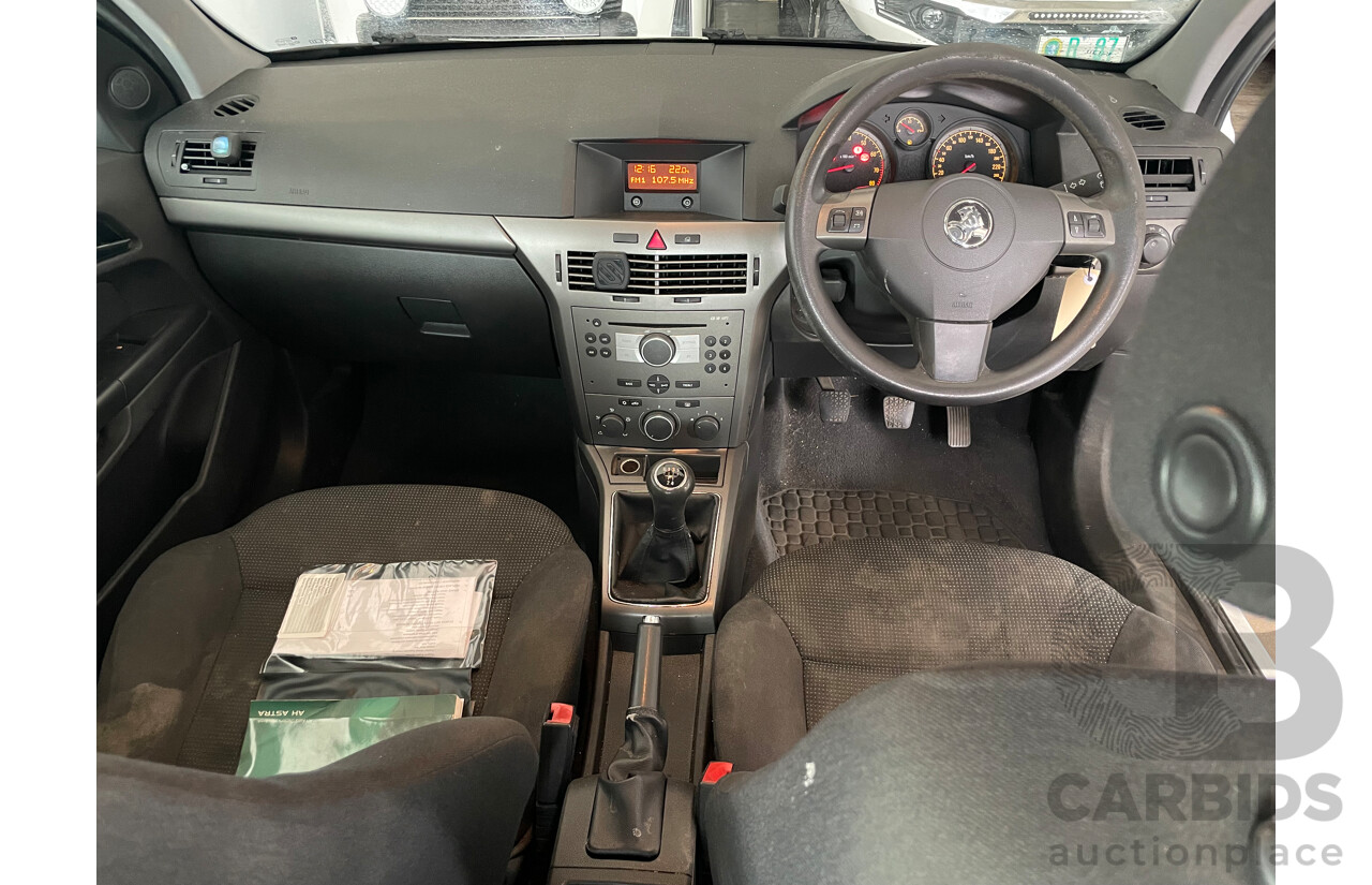 8/2006 Holden Astra CD AH MY06 5d Hatchback White 1.8L