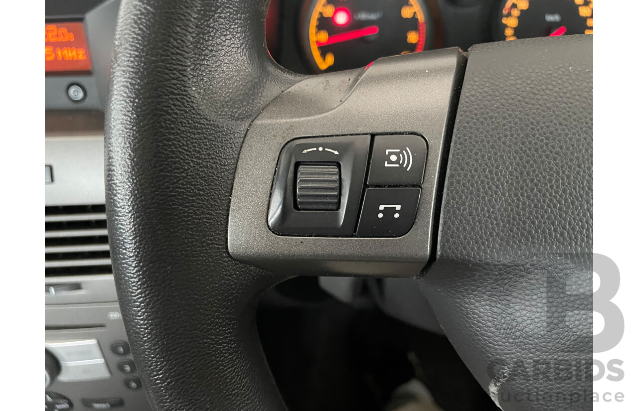 8/2006 Holden Astra CD AH MY06 5d Hatchback White 1.8L