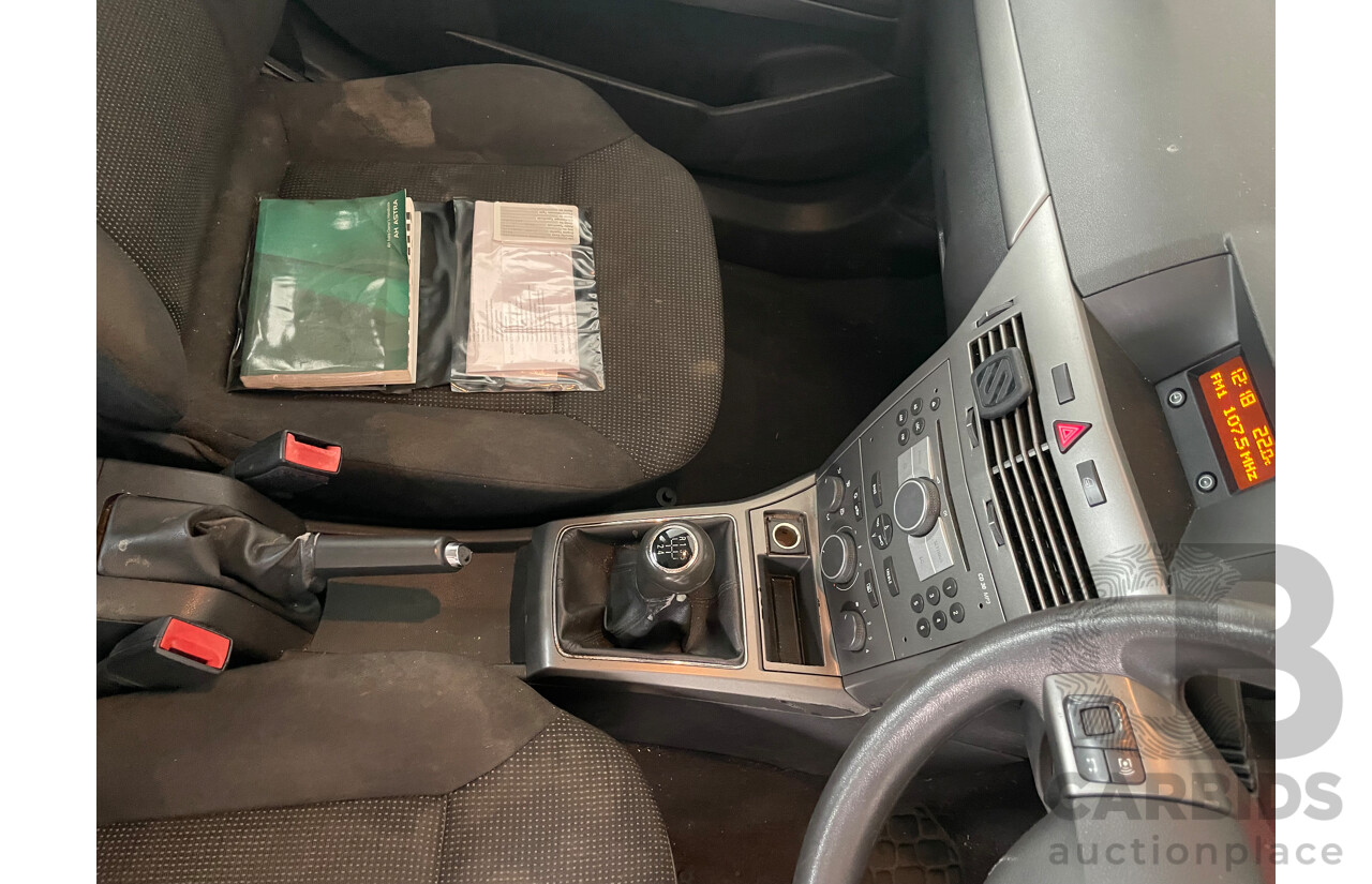 8/2006 Holden Astra CD AH MY06 5d Hatchback White 1.8L