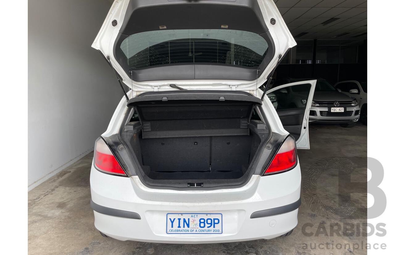 8/2006 Holden Astra CD AH MY06 5d Hatchback White 1.8L