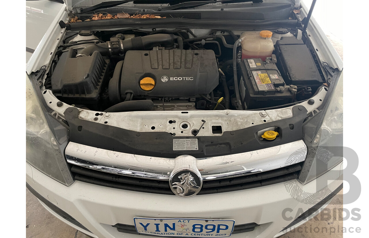 8/2006 Holden Astra CD AH MY06 5d Hatchback White 1.8L