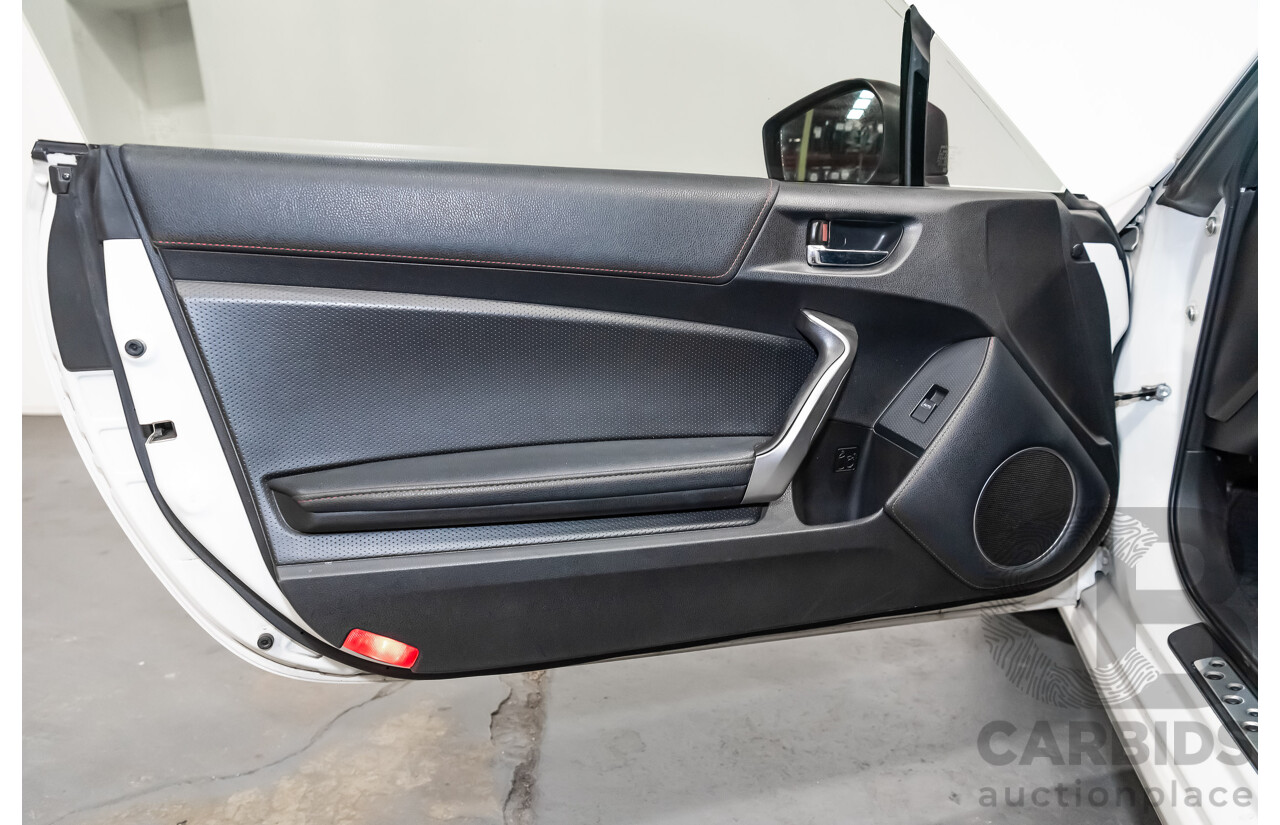 12/2013 Toyota 86 GTS ZN6 MY14 2d Coupe Pearl White Metallic 2.0L