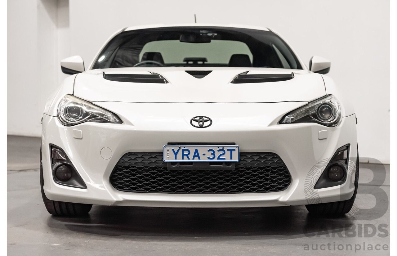 12/2013 Toyota 86 GTS ZN6 MY14 2d Coupe Pearl White Metallic 2.0L