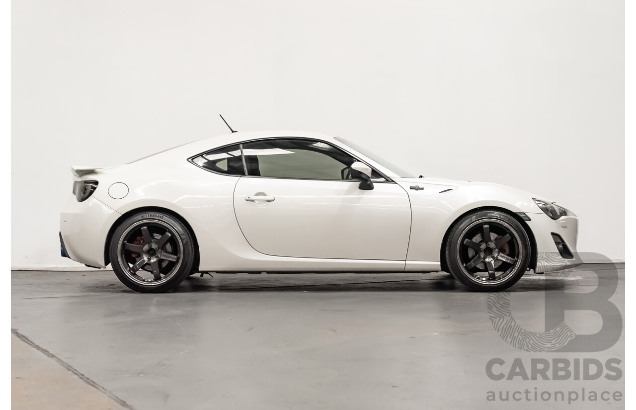 12/2013 Toyota 86 GTS ZN6 MY14 2d Coupe Pearl White Metallic 2.0L