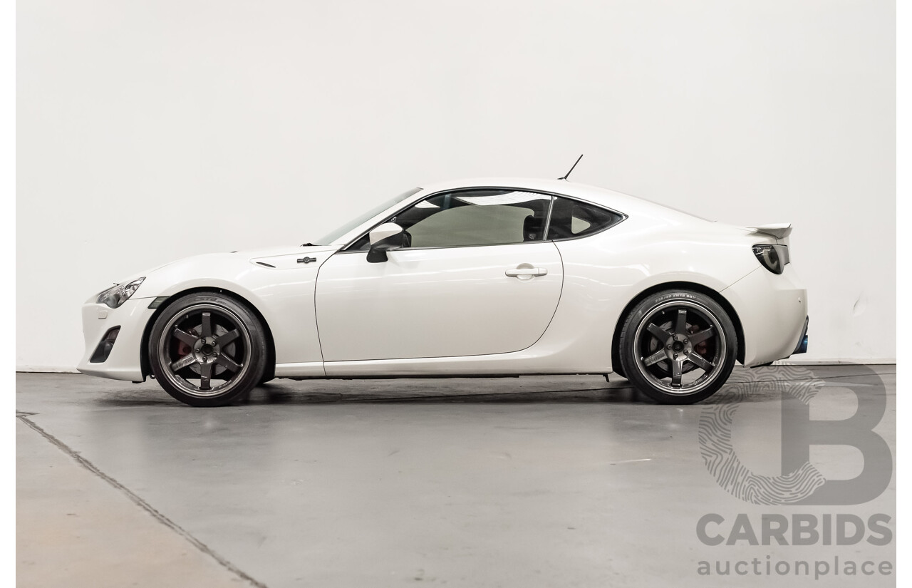 12/2013 Toyota 86 GTS ZN6 MY14 2d Coupe Pearl White Metallic 2.0L