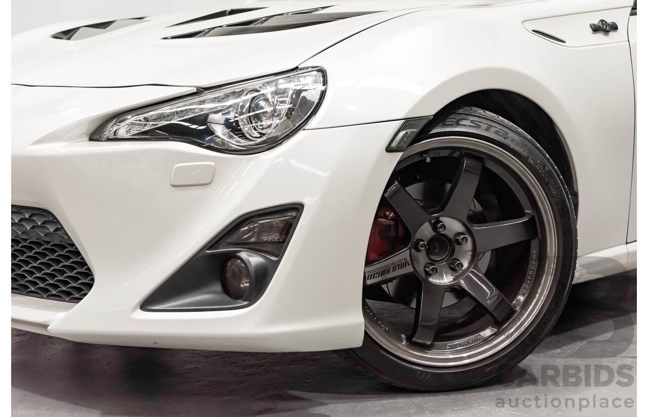 12/2013 Toyota 86 GTS ZN6 MY14 2d Coupe Pearl White Metallic 2.0L